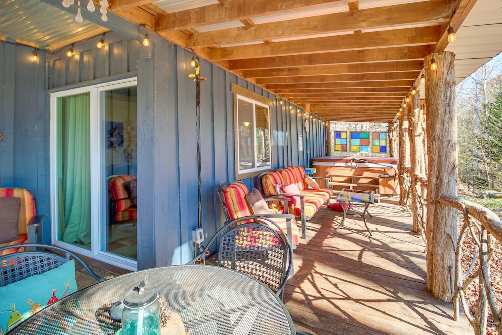 Cozy Summerville Cabin: Private Hot Tub, Fire Pit!