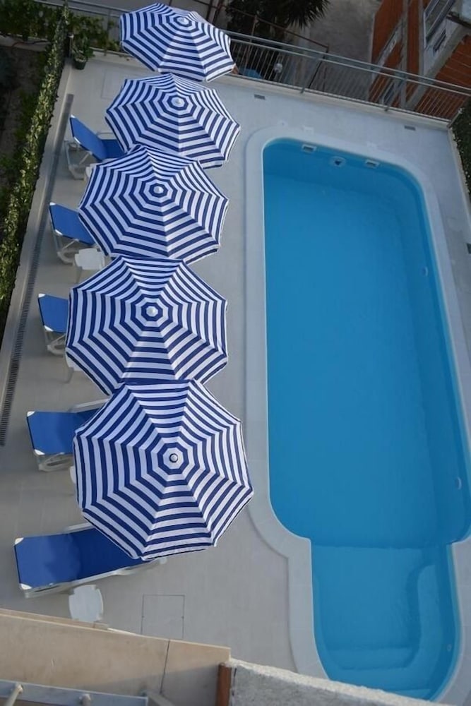 Vin - With Pool - A3
