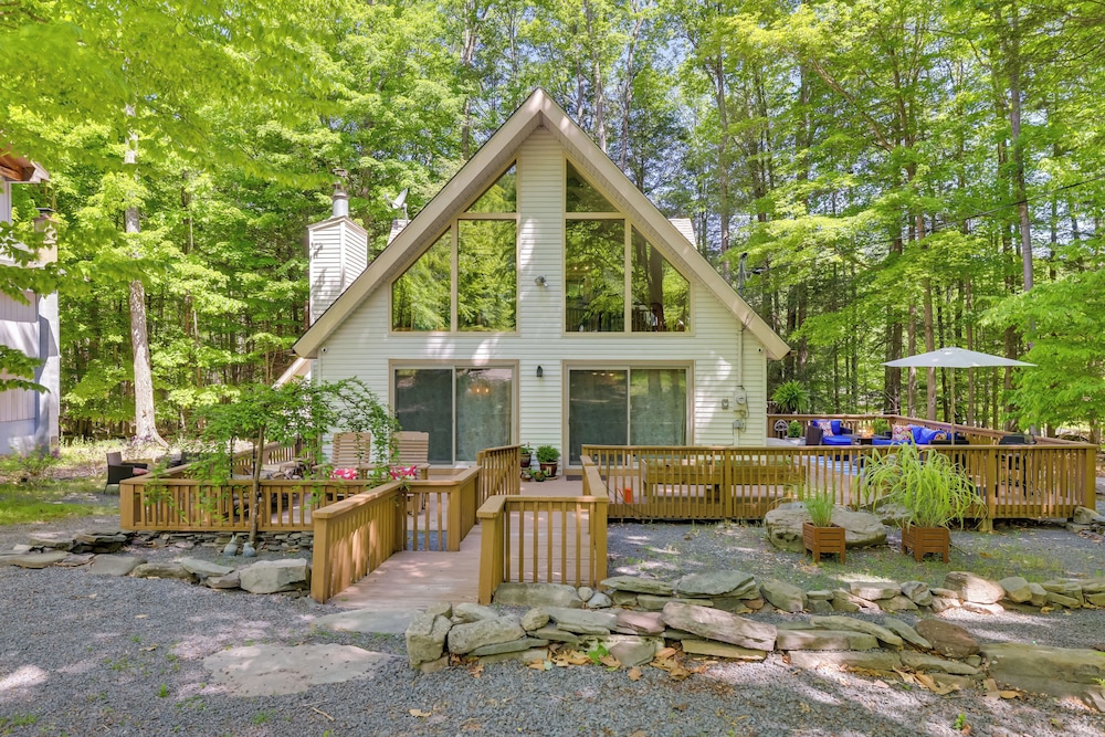 Chalet on the Green: Cozy Lake Ariel Retreat!