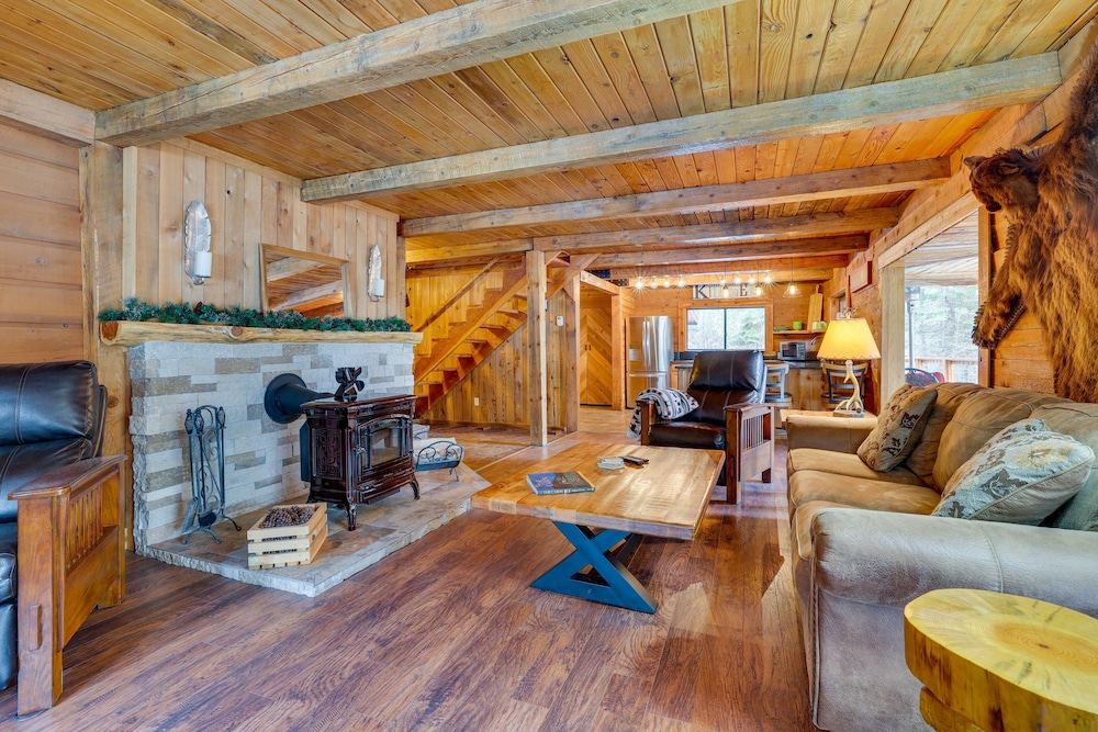 Serene Nature Getaway w/ Deck + Pool Access!