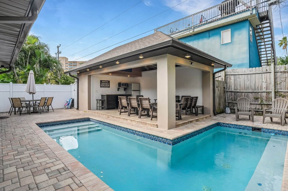 Island Time - Weekly Beach Rental 6 Bedroom Home by RedAwning