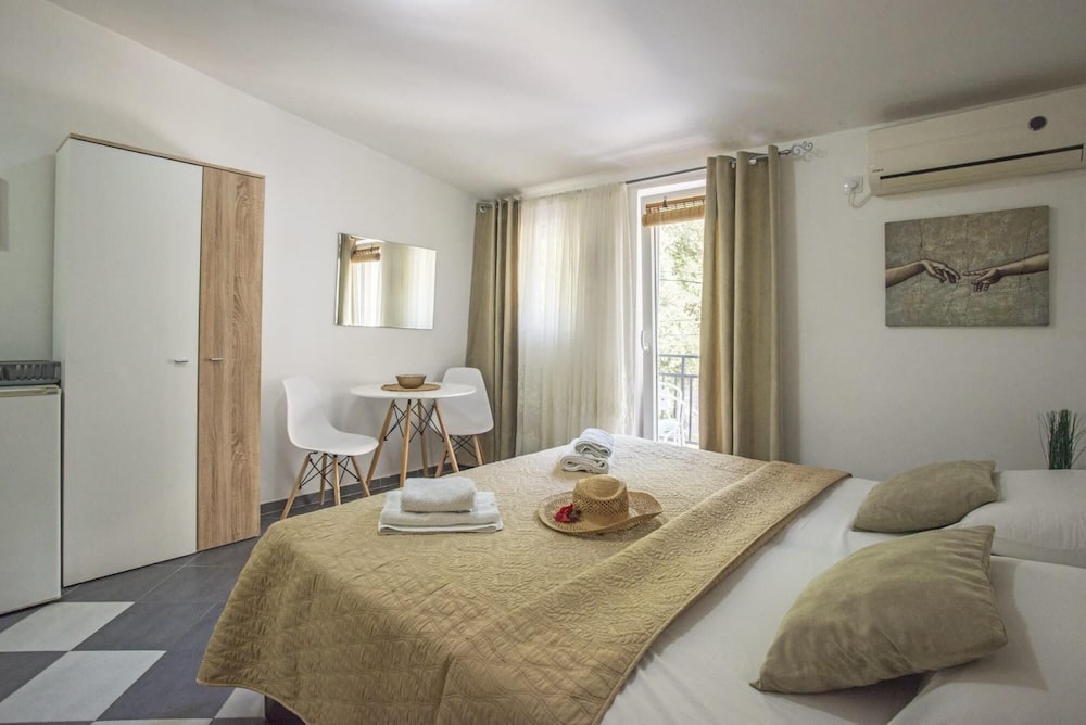 Chic Studio Flat With Balcony Near Beach in Tivat photo 5