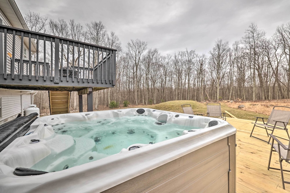 Poconos Vacation Rental w/ Hot Tub, 7 Mi to Skiing