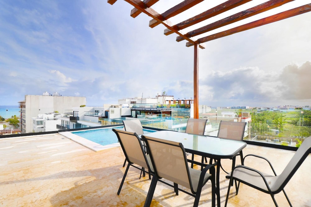 3BR Penthouse Private Pool Rooftop Sleeps 8 view 2
