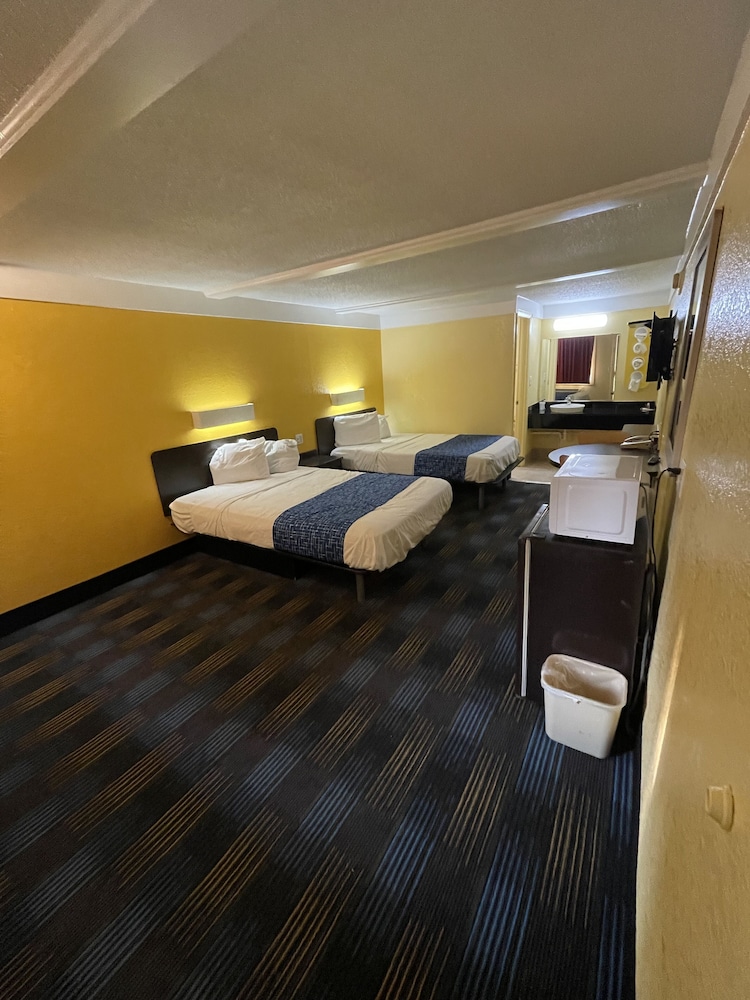 Travelodge by Wyndham Benton Harbor MI
