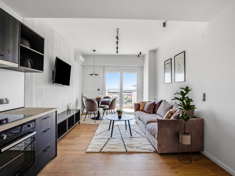 Sanders Arch - Endearing 1-bdr Apt w Balcony photo 1
