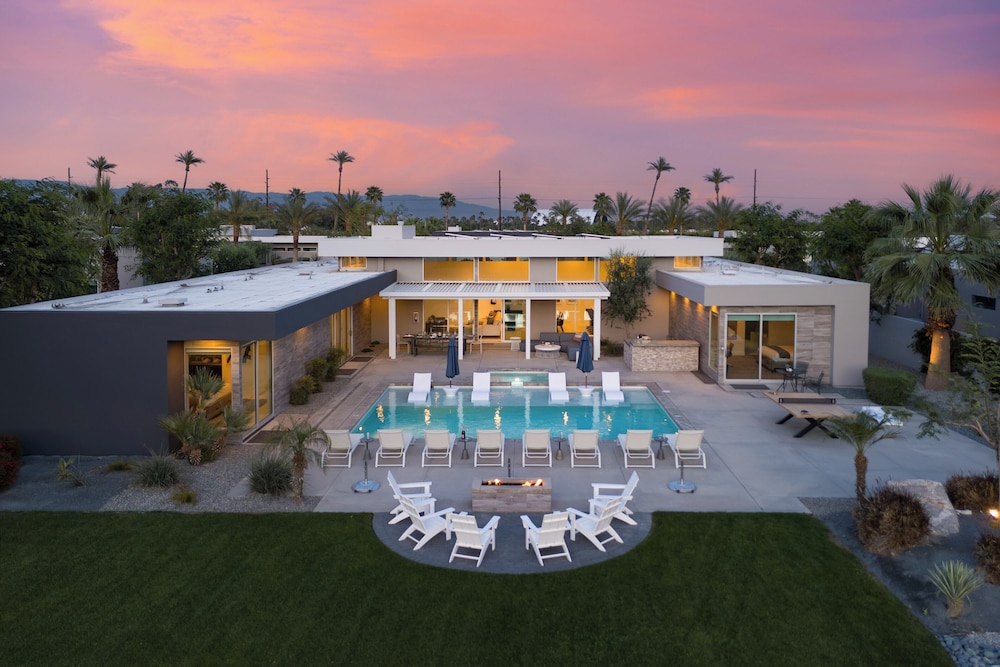 Polo Villa 3 by Avantstay Features Expansive Putting Green, Pool, Spa & Outdoor Firepit 260328 6 Bedrooms