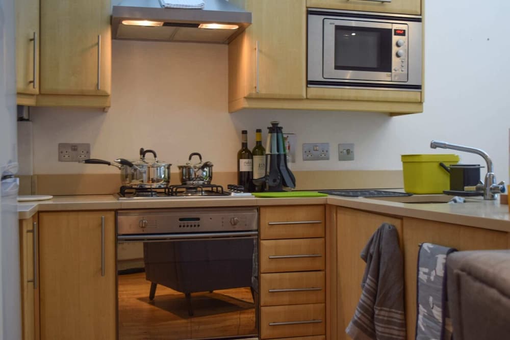 Pleasant, Intimate Flat With Backyard in Battersea