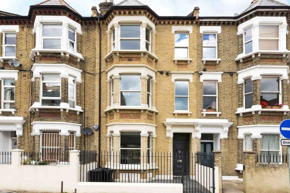 Pleasant, Intimate Flat With Backyard in Battersea