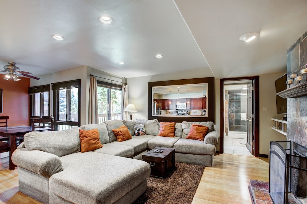 Updated 3br Condo On Shuttle Route! Sleeps 8! 3 Bedroom Condo by Redawning