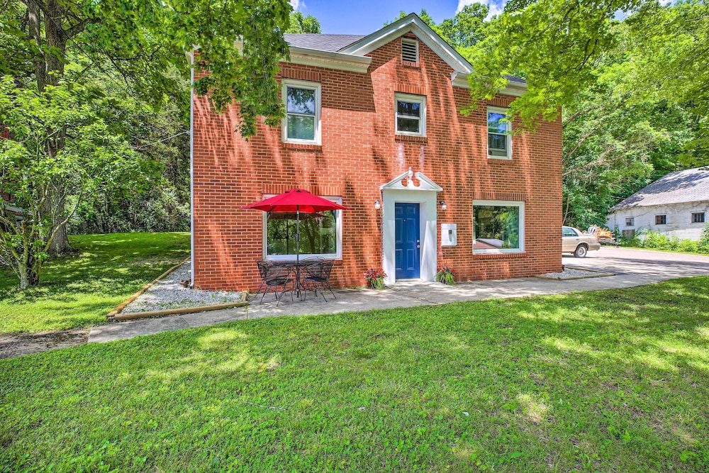 Charming Getaway + Fire Pit Near Hikes & Lake