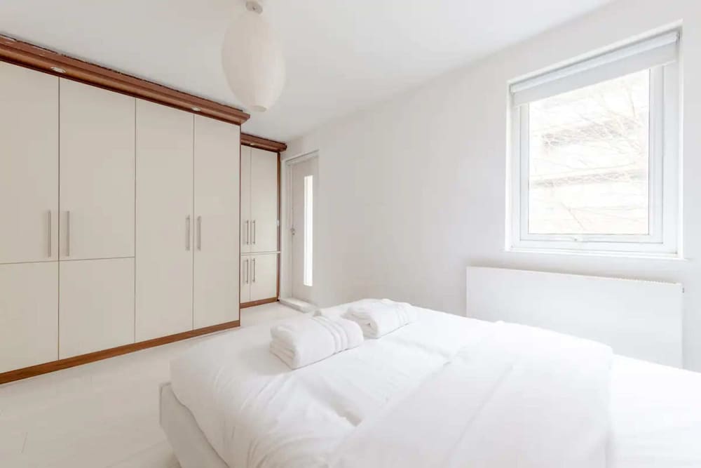 Bright 2BD Flat With Balcony - Tower Hill