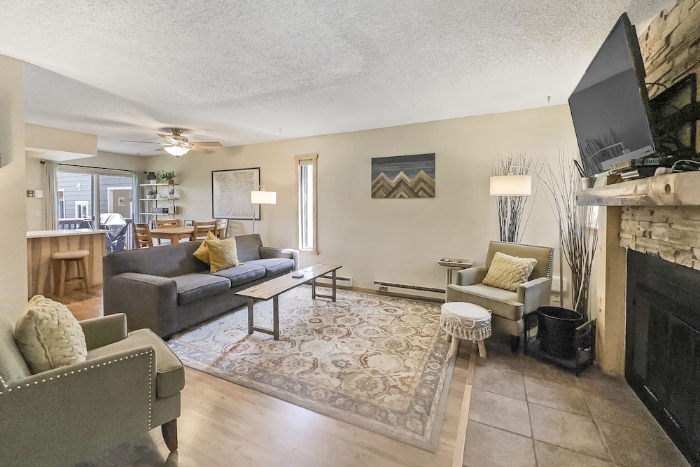 6952 Villamont Townhomes 2br 2ba 3 Bedroom Condo by RedAwning