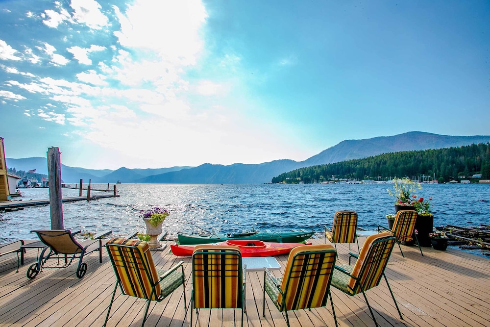 'tranquility' Float House on Lk Pend Oreille