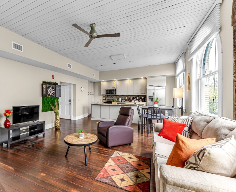 The Elm St Suite - Downtown Condo