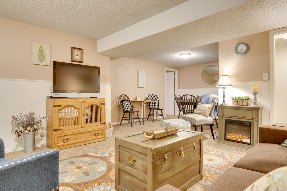 Cozy Lakewood Gem w/ Patio, 8 Mi to Red Rocks!
