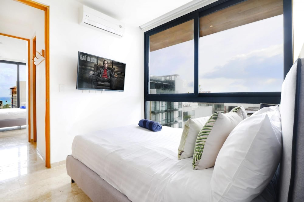 3BR Penthouse Private Pool Rooftop Sleeps 8 view 4
