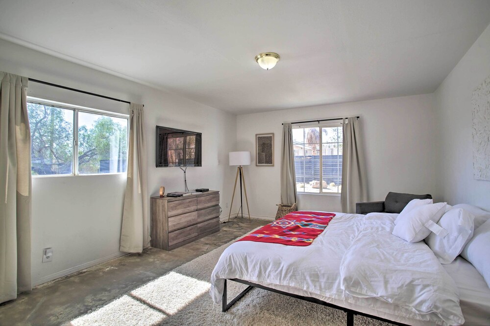 Chic Morongo Valley Home: Mtn Views & Pergola view 5