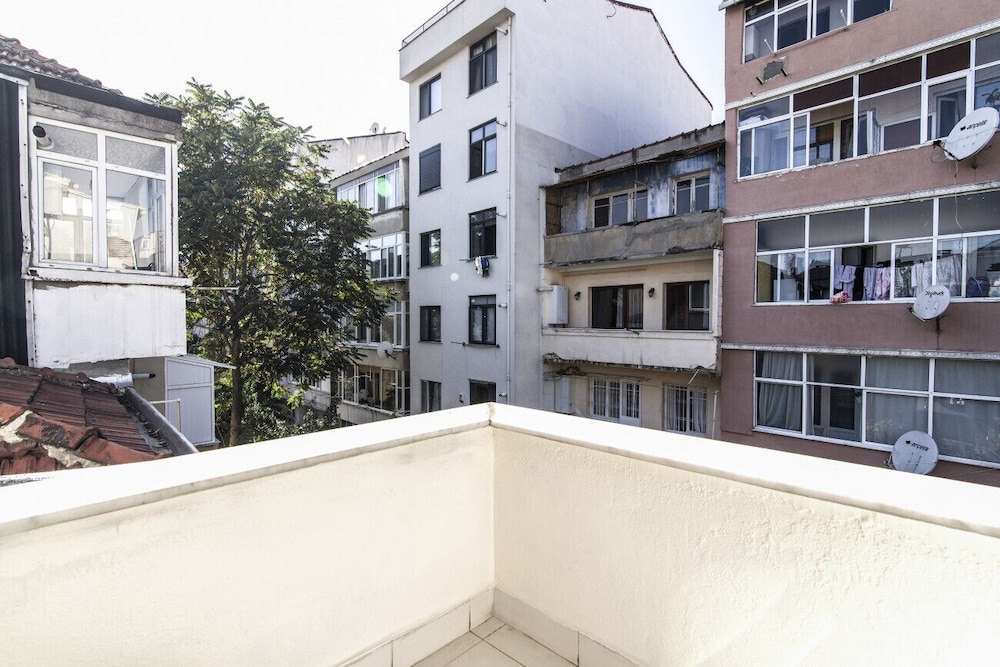 Lovely and Central Flat With Balcony in Sisli