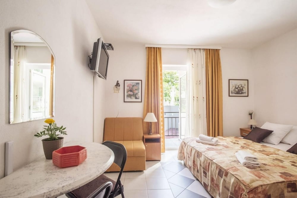 Sleek Studio Flat With Balcony Near Beach in Tivat photo 1