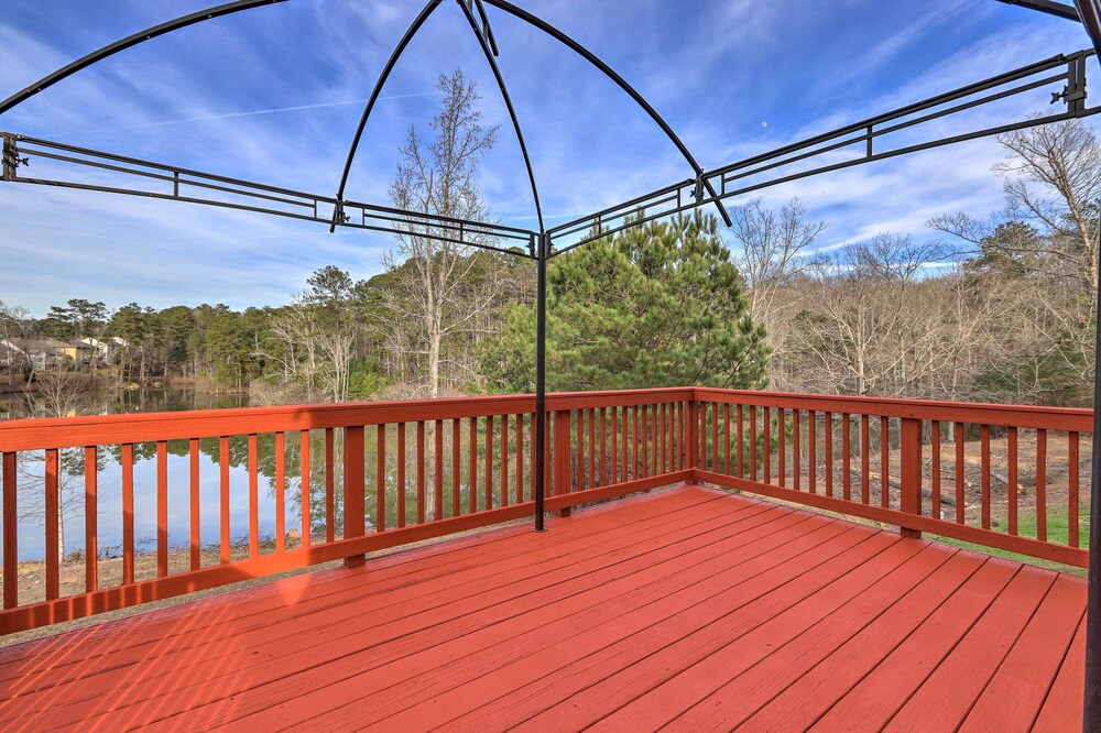 Spacious Atlanta Home w/ Deck & Seasonal Pool!