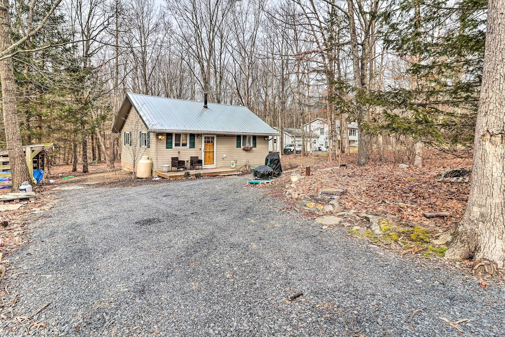 Pocono Home w/ Fire Pit: 1 Mi to State Forest!