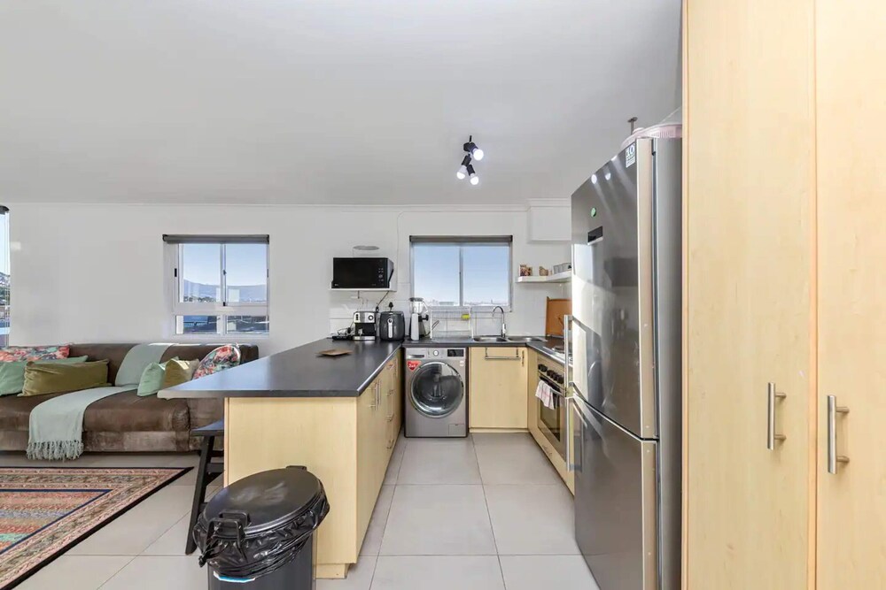 Stunning 2BD APT With a Full Table Mountain View view 5