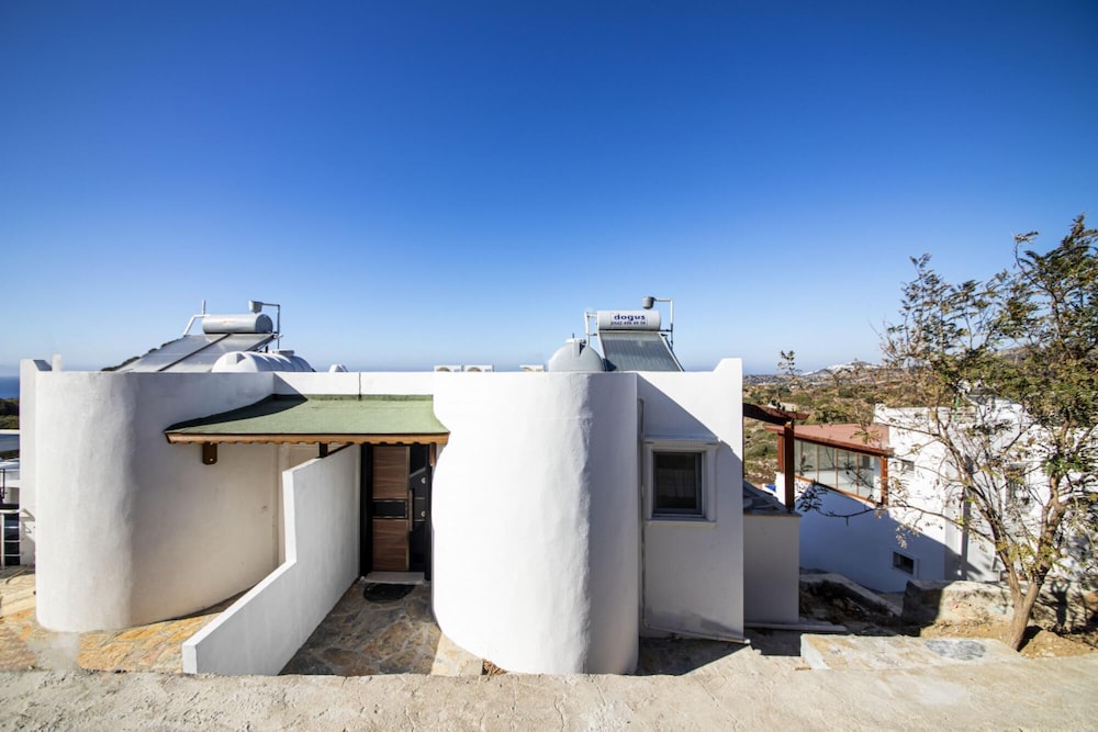 Peaceful House With Private Beach in Gumusluk