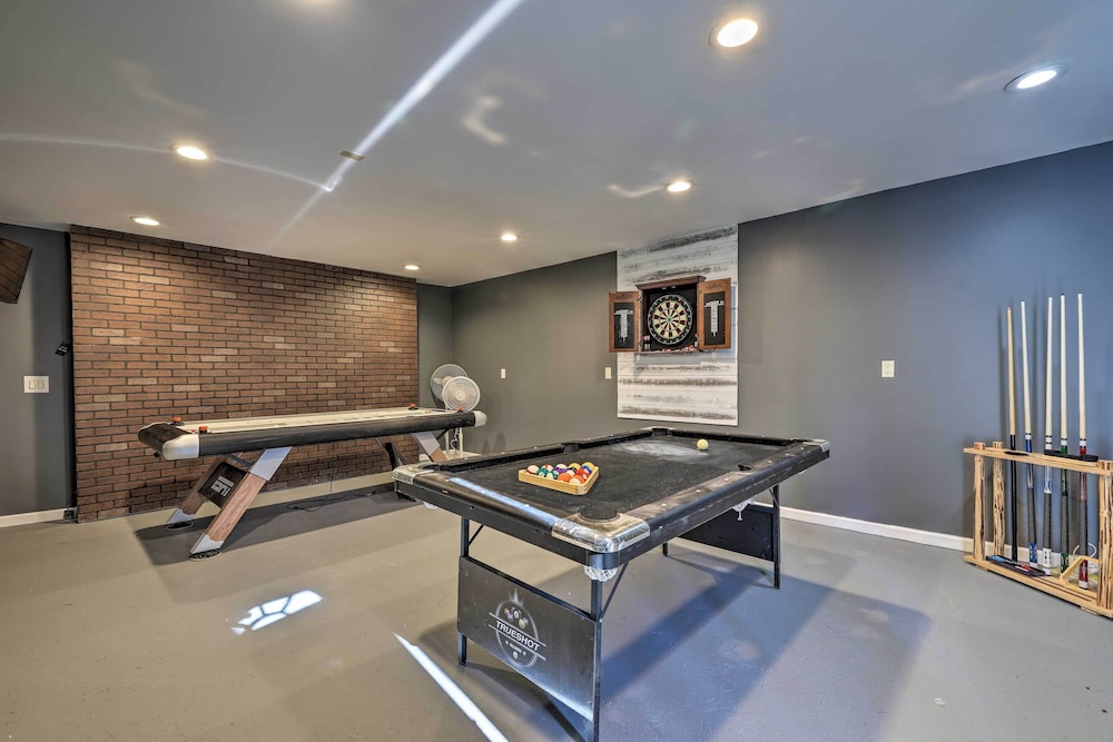 Cozy Tobyhanna Retreat w/ Hot Tub & Game Room!
