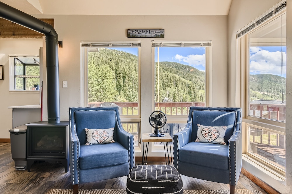 New Listing!! Modern Mountain Getaway 2 Bedroom Home by RedAwning