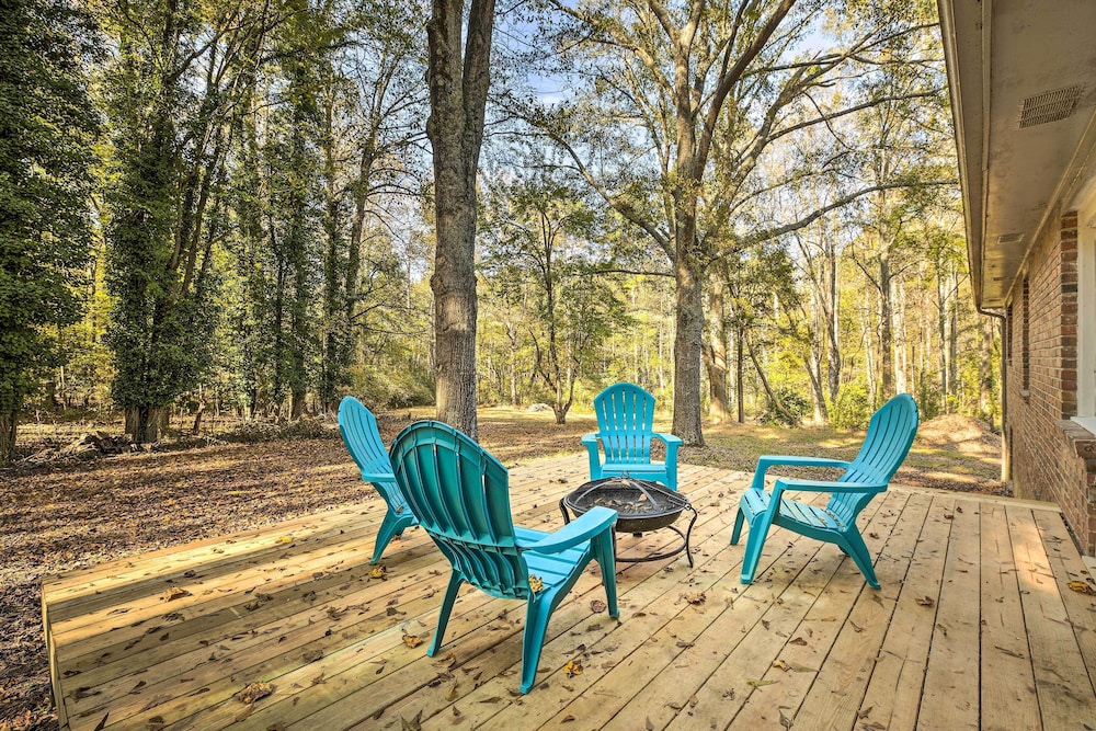 Acworth Retreat w/ Fireplace + Deck, 2 Mi to Lake!