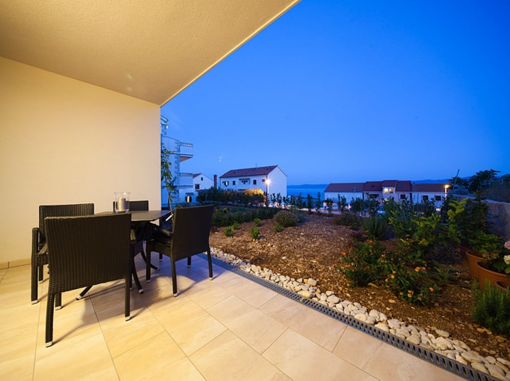 Ivy - Modern With Terrace - A2 Mak