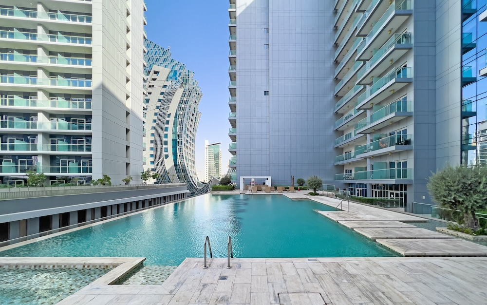 1 BR Apt walking distance to Dubai Mall