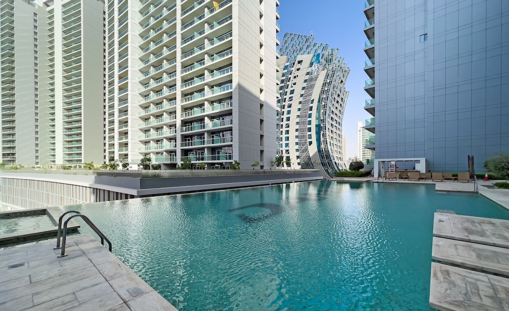 1 BR Apt walking distance to Dubai Mall