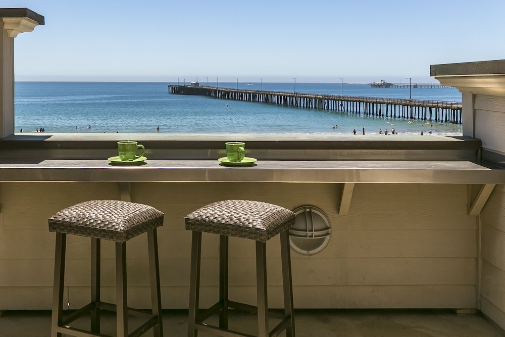 358 Front Street 2 Bedroom Condo by RedAwning