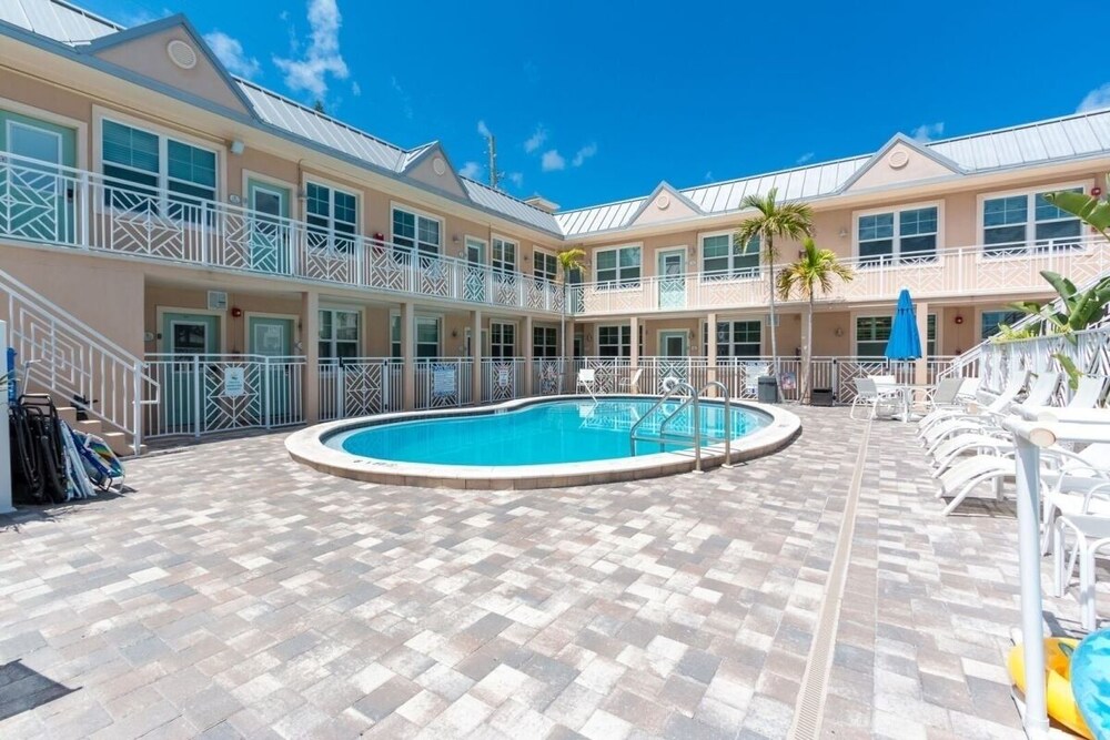 104 Clearwater Beach Suites 1 Bedroom Condo by RedAwning