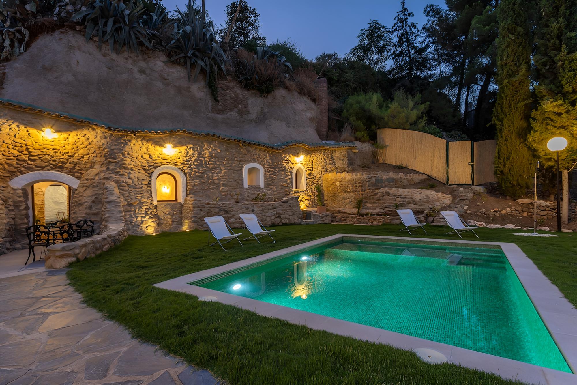 Traditional Cave House With Swimming Pool Near to City Center. Cueva del Cadí
