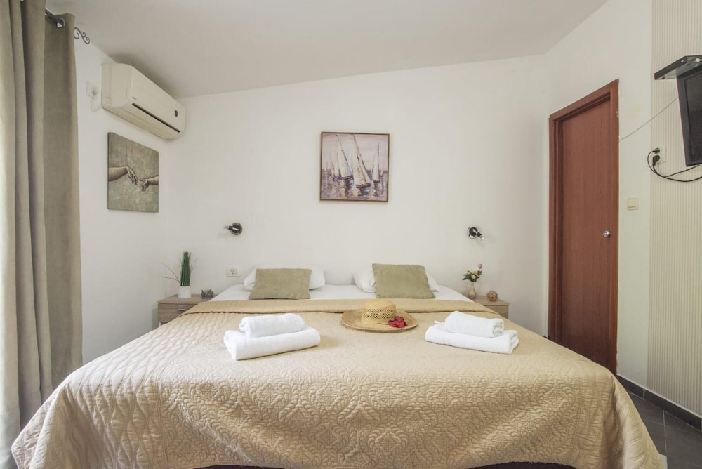 Chic Studio Flat With Balcony Near Beach in Tivat photo 4