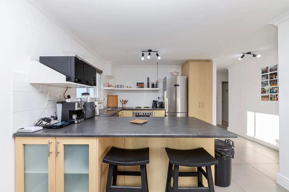 Stunning 2BD APT With a Full Table Mountain View view 4