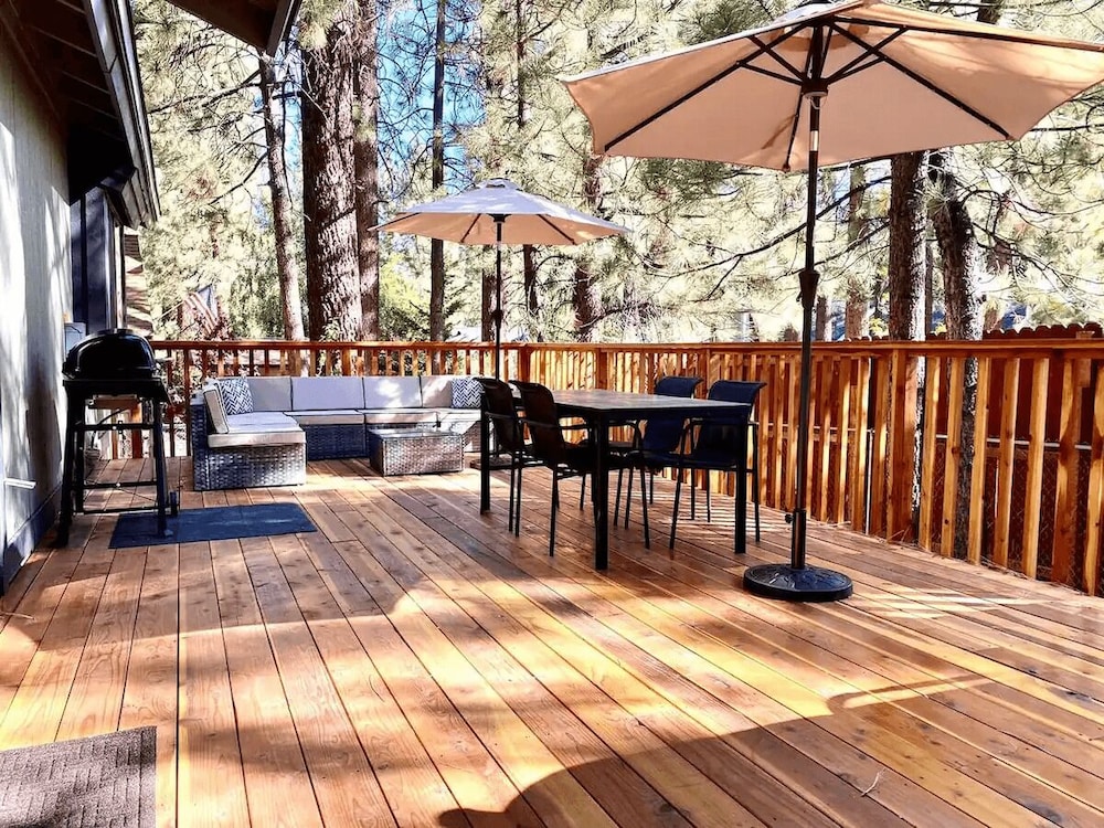 Yogi's Summit Lodge 5 Bedroom Home by RedAwning