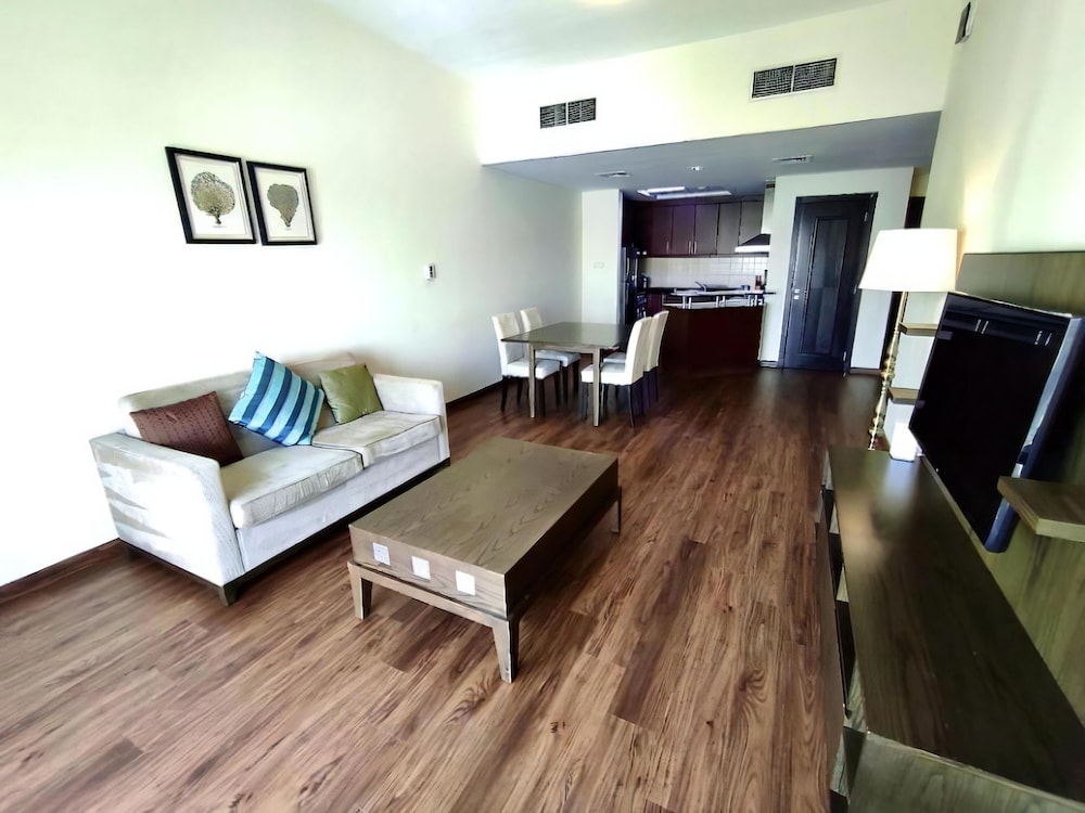 Lux BnB 1BD Discovery Gardens