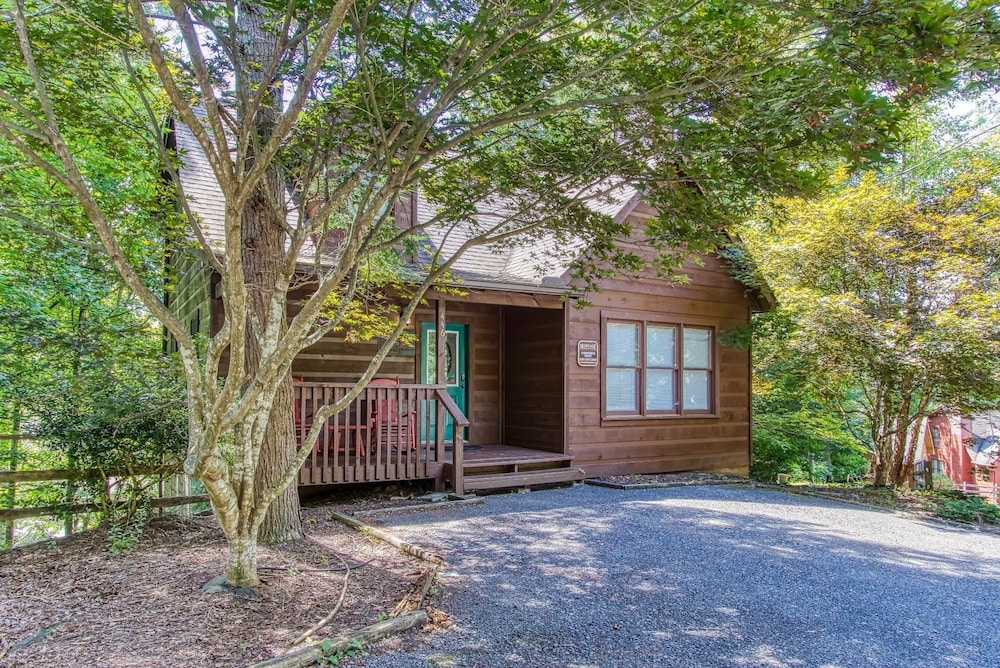 Morning Mist - Beautiful Cabin In The Arts & Crafts Community 2 Bedroom Cabin by Redawning