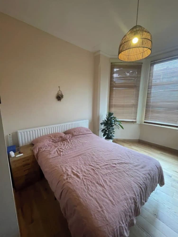 Modern Farmhouse-style 1BD Flat - Wood Green!