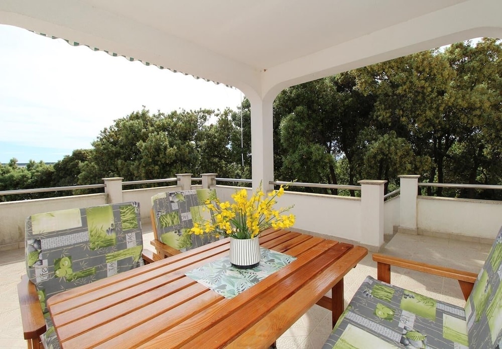 UGA - Perfect Location - SA6 Grgur