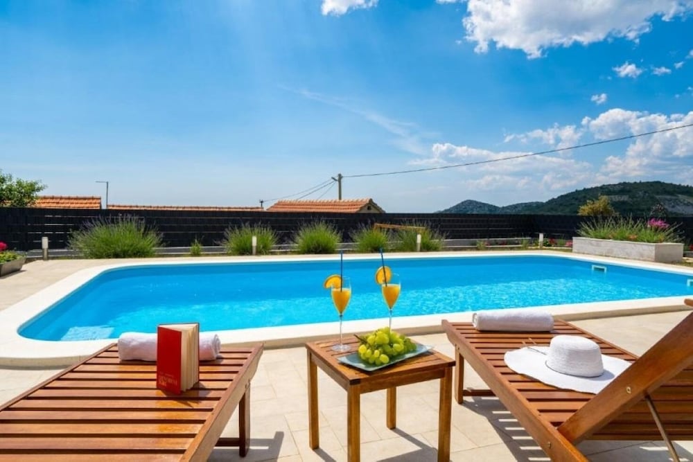 Pax - With Pool - H