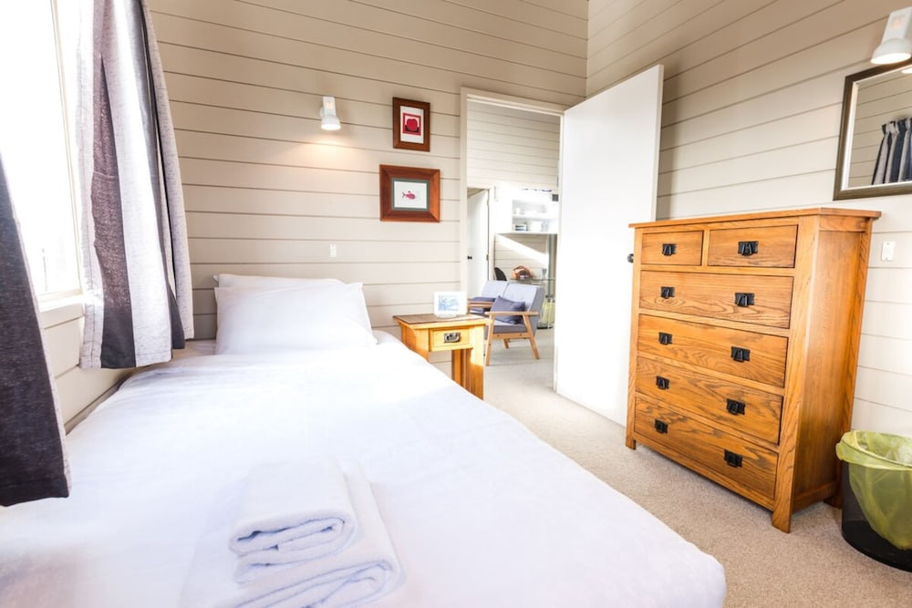 Harbour and Coastal 3 Bedroom Home With Path Views — Auckland