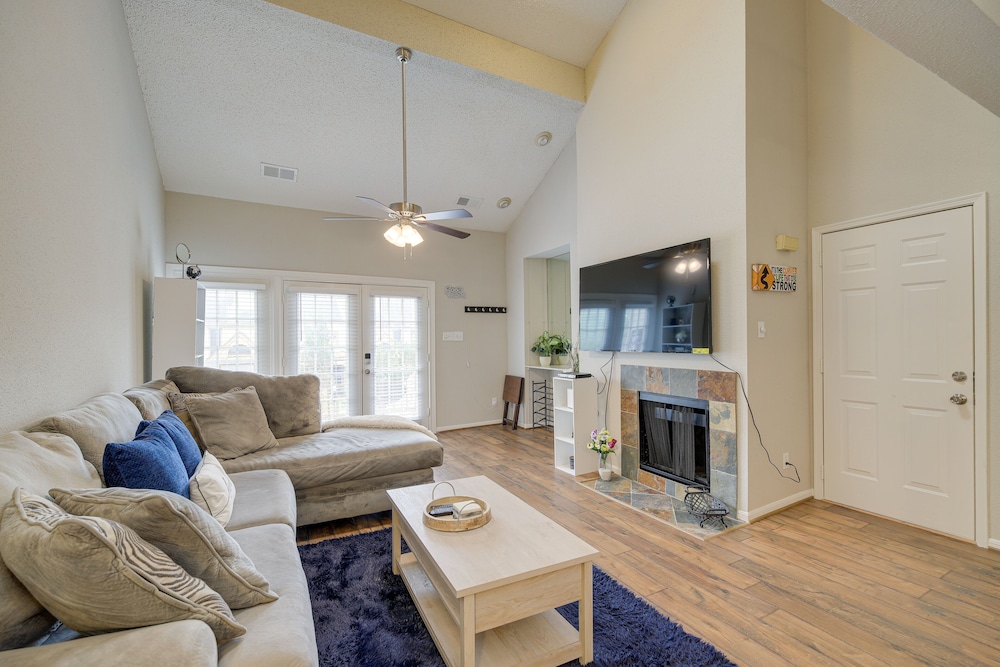 Houston Condo w/ Pool Access ~ 2 Mi NRG Stadium!