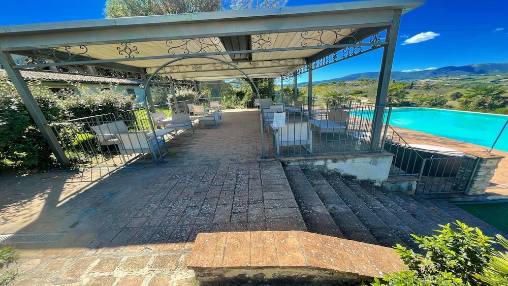Very Pretty Spoleto Poolside, Jacuzzi, Gardens No01