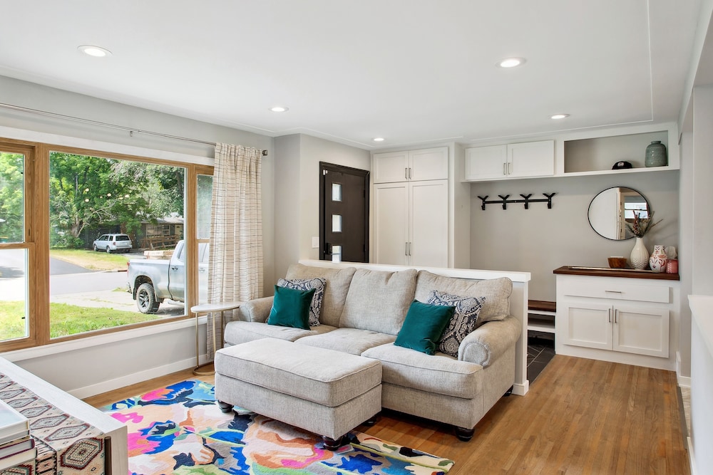 Charming & Bright Crystal Home Rental: Fire Table!