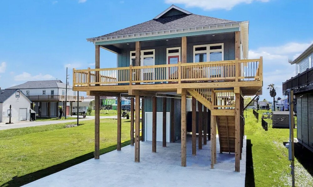 Blue Crab Cabana 3 Bedroom Home by RedAwning